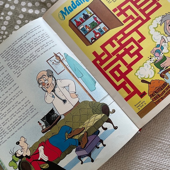 Walt Disney: Disneyland Annual 1977 Hardcover book - Used - Picture 6 of 8